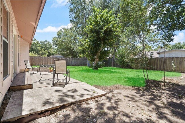 Building Photo - 4611 Cedargrove Dr
