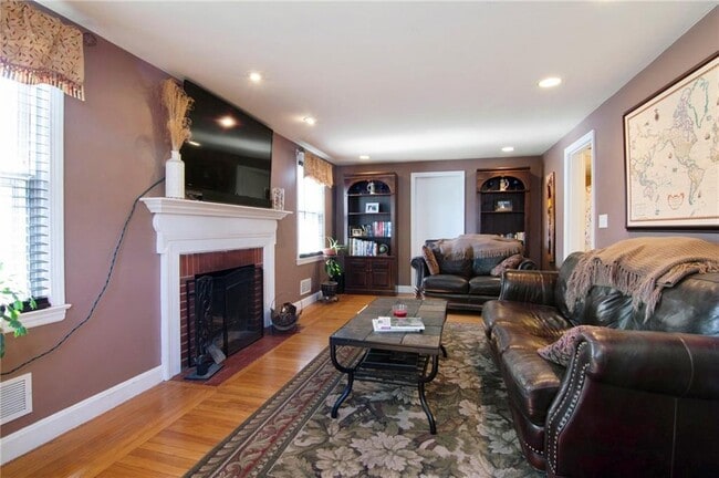 Building Photo - 253 Fairfax Dr