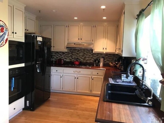 Building Photo - Gorgeous 3 bedroom 2.5 bath 2 story Townho...