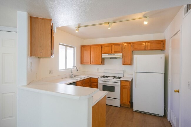 Building Photo - Beautifully Updated 2-Bedroom Condo in a Gated Community