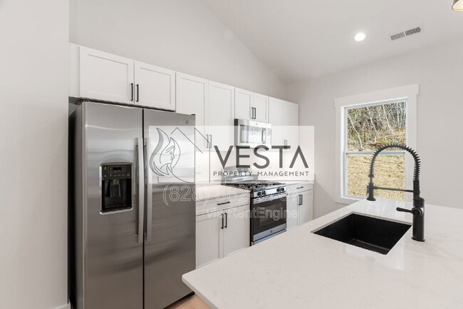 Building Photo - 11 Apple Meadow Ln