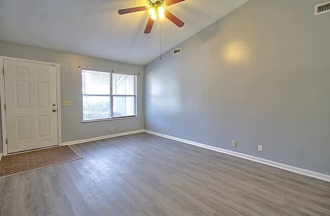 Building Photo - 910 Brett Dr