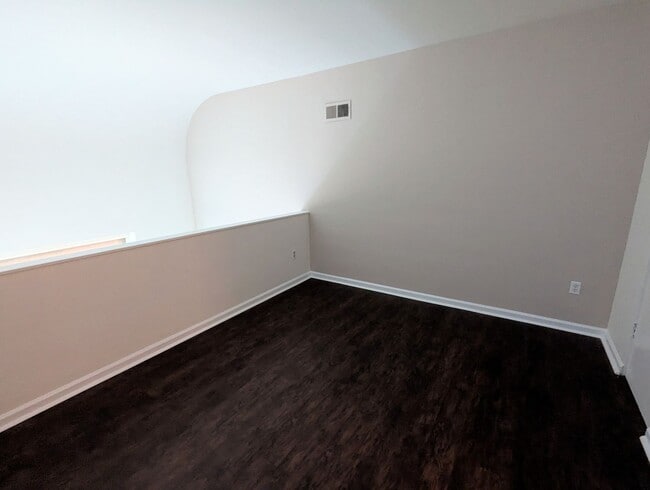 Building Photo - 2 Bedroom 1 Bathroom Loft Apartment (Shadyside)