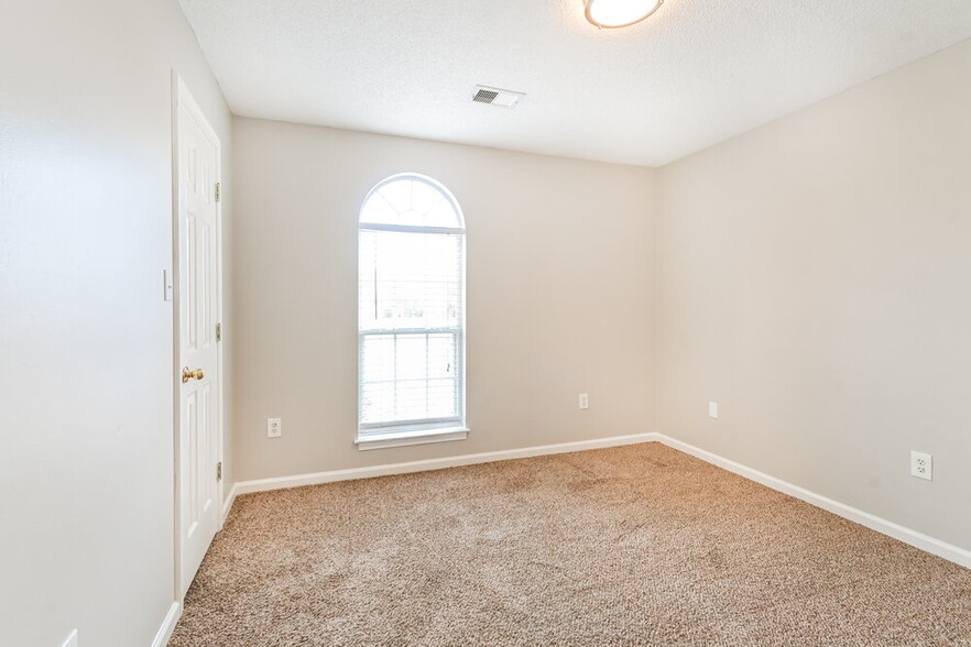 Building Photo - 7395 Bridle Cove