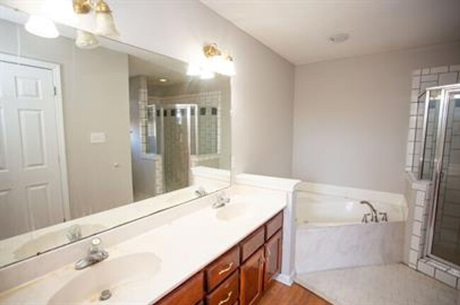 Building Photo - Beautiful 3-Bedroom Home in Cordova-Modern...