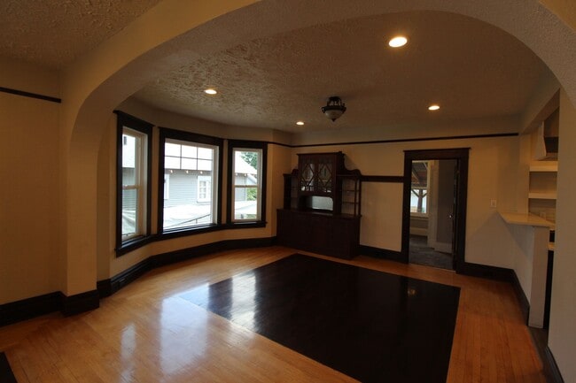 Building Photo - 1306 E Montgomery Ave