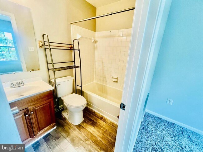 Building Photo - 4704 S Park Ct