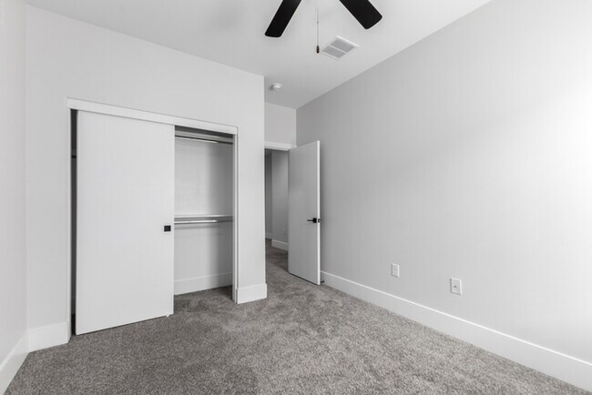 Building Photo - 164 E Lexington Ave