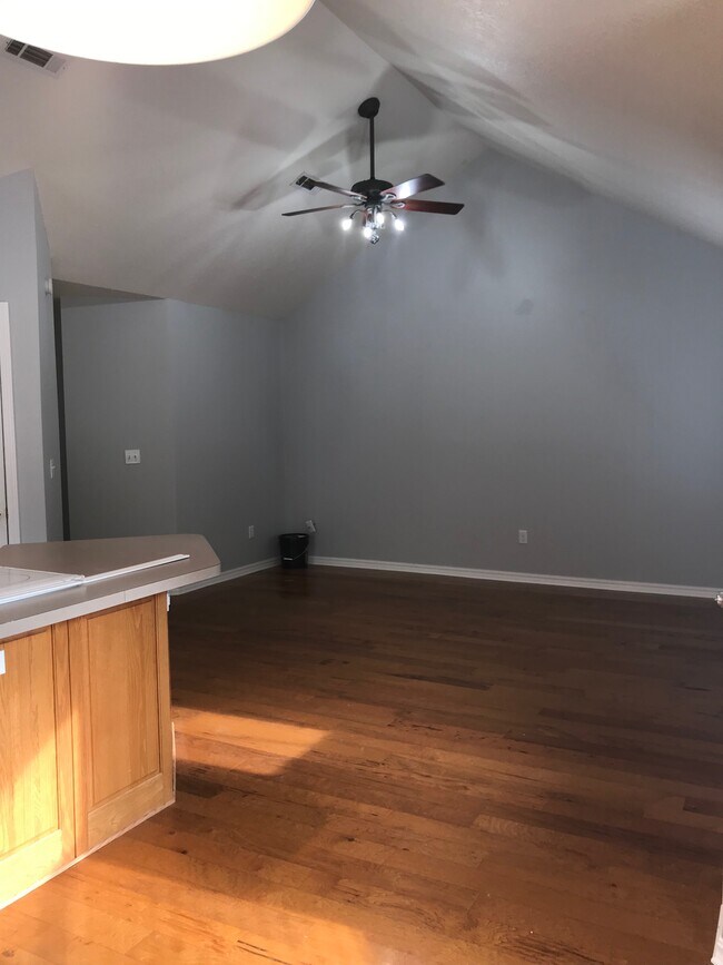 Building Photo - 2010 S Elm St