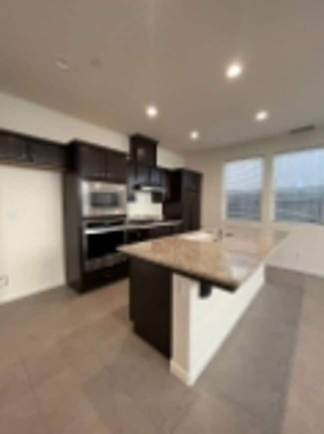 Building Photo - Beautiful 3 bedroom / 2.5 Bathroom for ren...