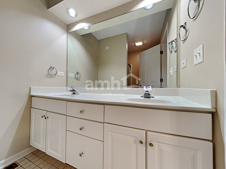 Building Photo - 3415 Turnberry Dr