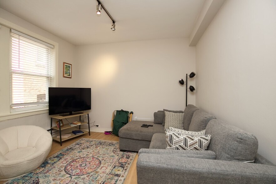 Building Photo - 511 W Belmont Ave