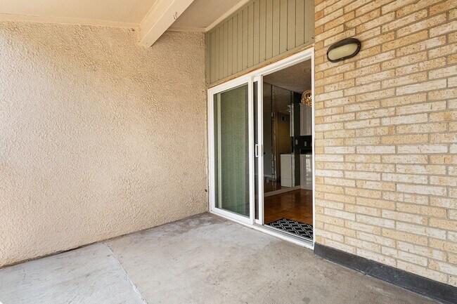 Building Photo - Experience comfortable city living in this...