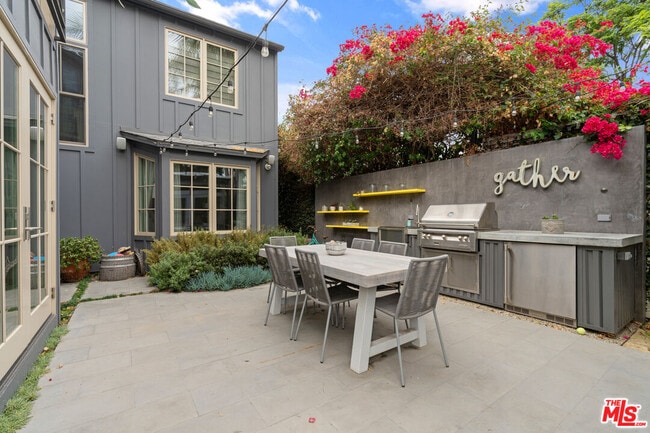 Building Photo - 942 Superba Ave