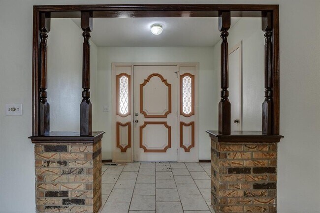 Building Photo - 2013 Tanglewood Dr