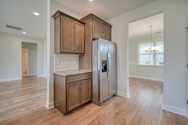 Building Photo - Gorgeous 4 BR, 3 BA Home With Easy Access ...