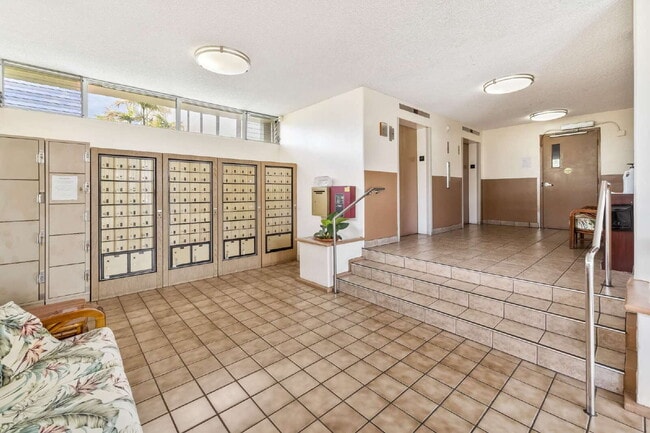 Building Photo - Bright & Breezy 1-Bedroom Condo in Moiliil...