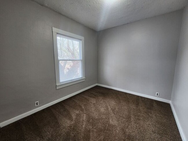 Building Photo - Charming 3-bedroom, 1-bath home with a bright living space, spacious bedrooms, and an easy-to-mai...