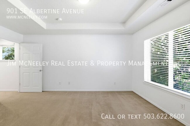 Building Photo - 901 SE Albertine St