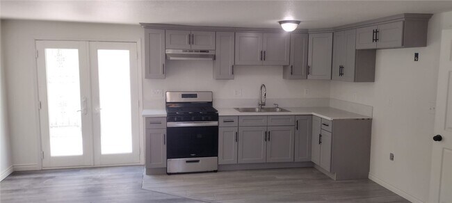 Building Photo - 311 W 44th St