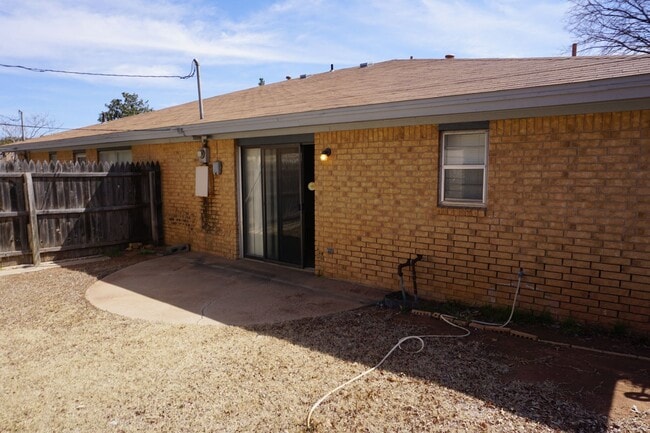 Building Photo - 3/2/2 07/14 Move In