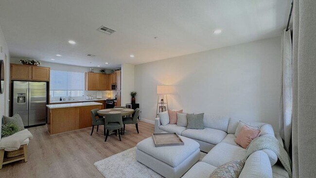 Building Photo - Beautiful Tri-Level 3BD/2BA Townhome in Greystone at Eastlake – Eastlake Chula Vista
