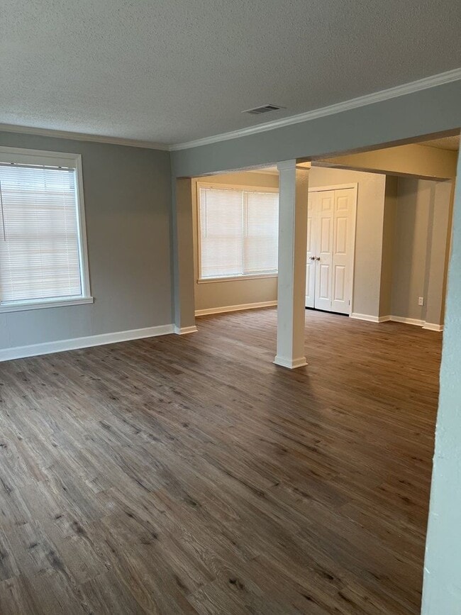 Building Photo - Charming 4 Bdrm, 3 Bath Home | U of M Area | Open To Section 8