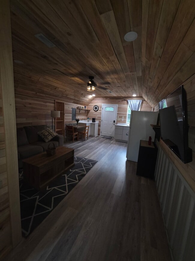 Building Photo - 820 Clearview Rd