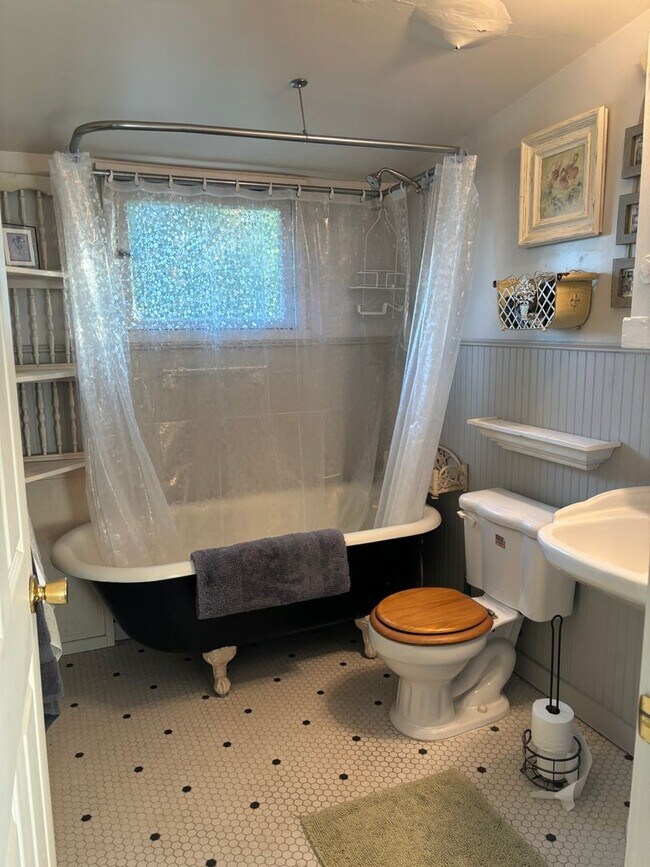 Building Photo - Cozy Coastal Furnished Cottage by the Paci...