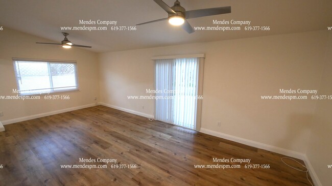 Building Photo - Freshly Renovated 3bd/2bth Duplex with Pri...