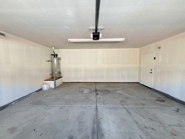 Building Photo - Single Story West Rosamond Home