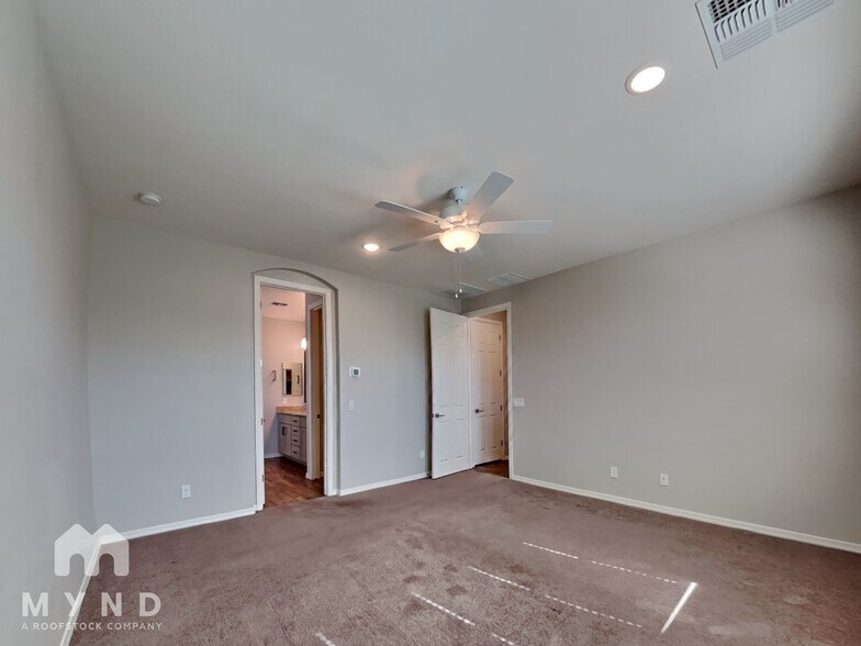 Building Photo - 15093 W Latham St