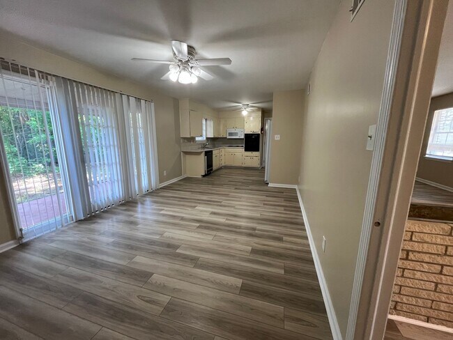 Building Photo - Recently Updated Three Bedroom House in Po...