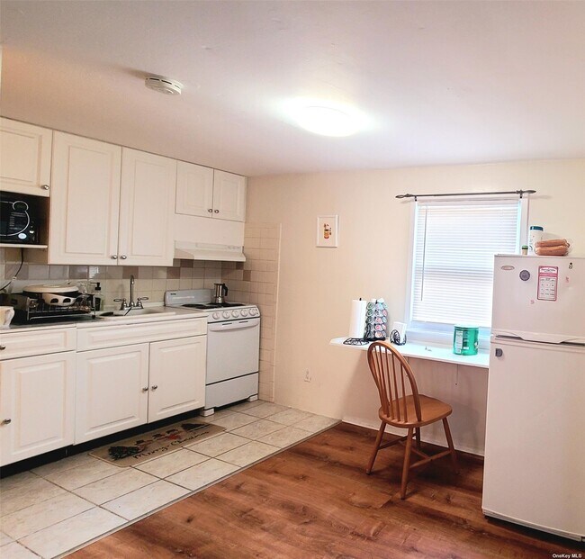 833 Brush Hollow Rd 833 Brush Hollow Rd Westbury NY 11590 Apartment