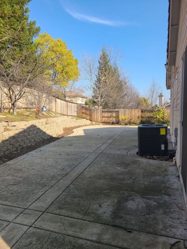 Building Photo - Willow Springs 4 Bdrm, 3 Bath