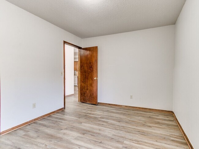 Building Photo - Charming West Norman Duplex