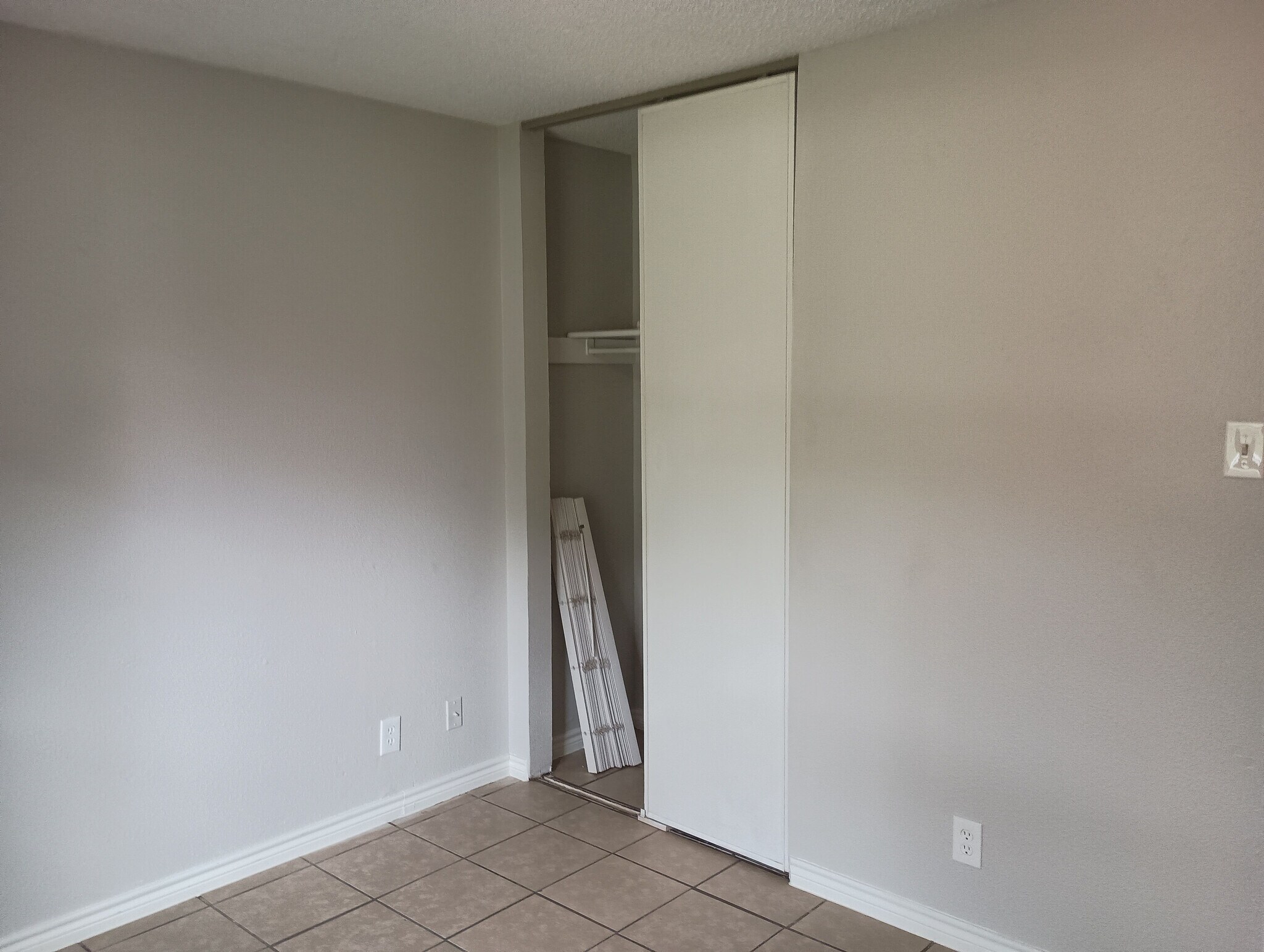 Building Photo - Room in House on Bounty Dr