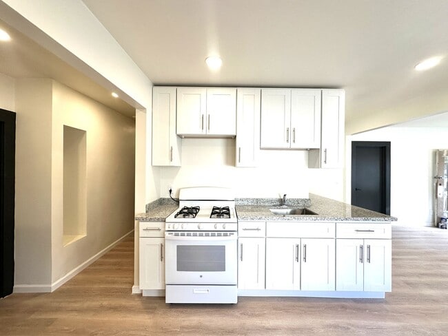 Building Photo - 5 Bed/2 Full Baths W/Washer&Dryer Hook Ups!