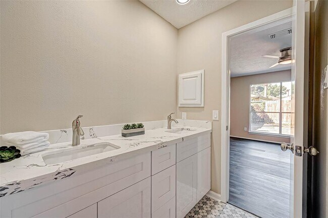 Building Photo - 13002 Kingsmill Dr