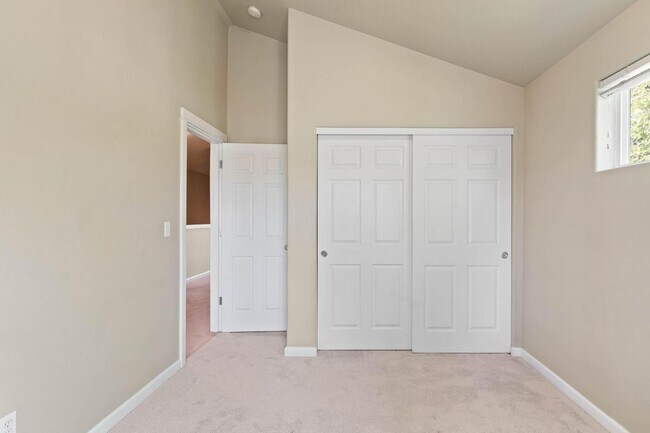 Building Photo - Bright, spacious 3-bdrm/2.5 bath Tigard townhome. Fireplace, balcony, 2-car garage, W/D