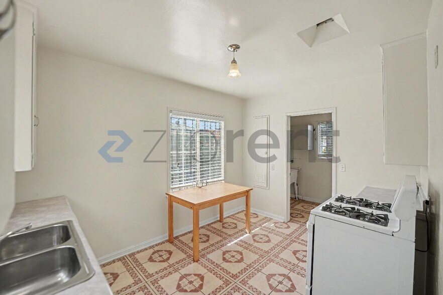 Building Photo - Unit