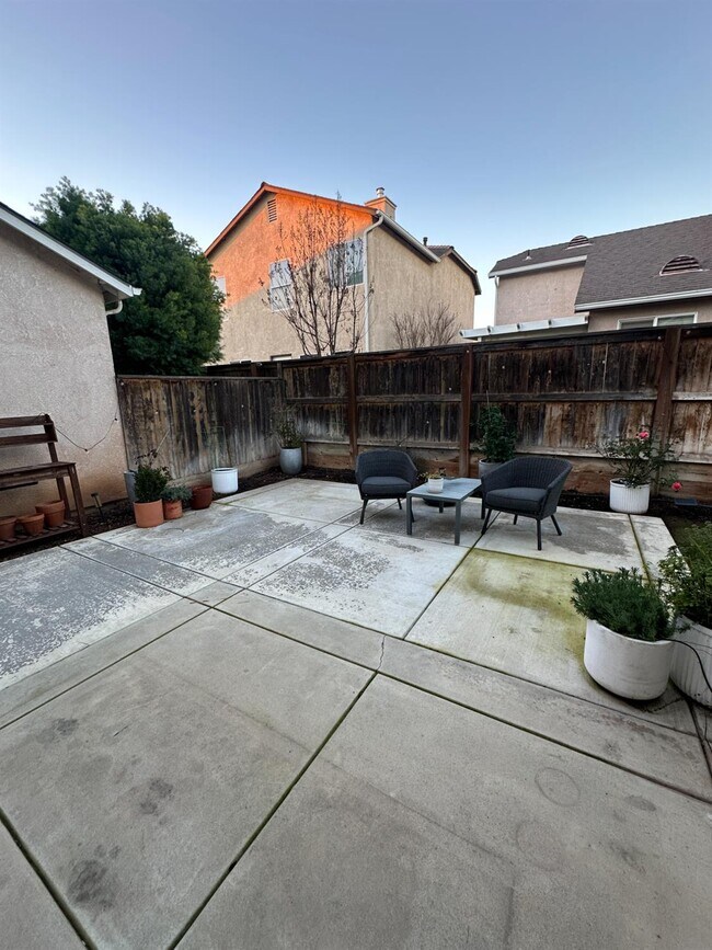 Building Photo - 721 W Fontaine Ln