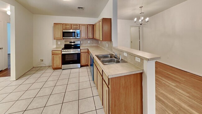 Building Photo - 3 Bedroom 2 Bath with 2 Car Garage - Moore...