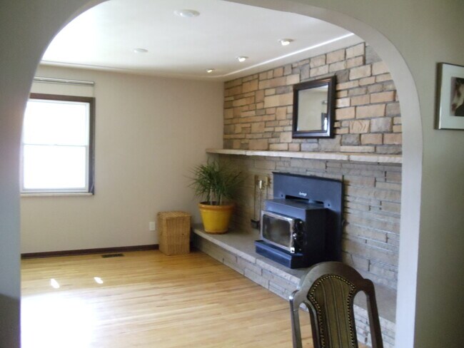 Building Photo - 2744 S Golden Way