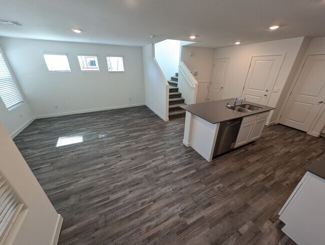 Building Photo - 924 Violet Heron St