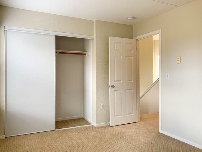 Building Photo - Lovely Bright and Spacious Two Bedroom Tri-Level Condo