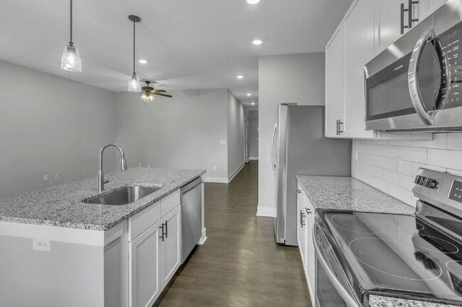 Building Photo - Charming 3-Bed, 2.5-Bath Townhouse Gem in ...