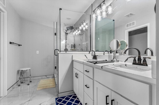 Building Photo - 9805 Newburgh Rd