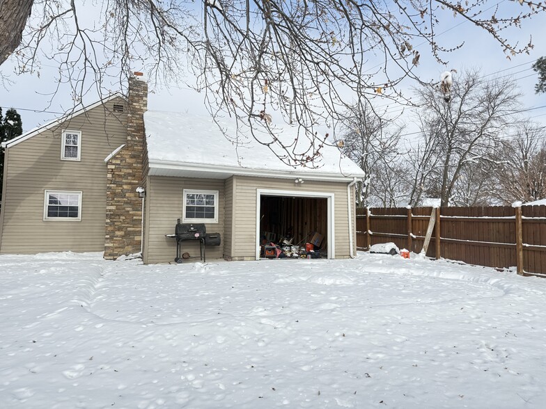 BACKYARD - 2525 W Abbott Ave