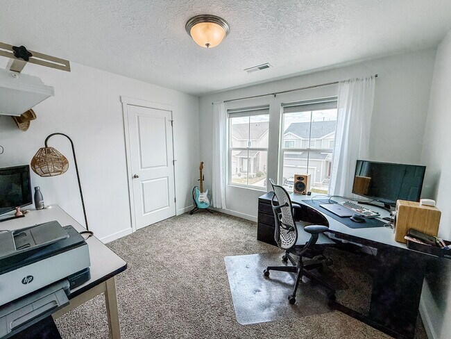 Building Photo - 549 N Orchard Dr